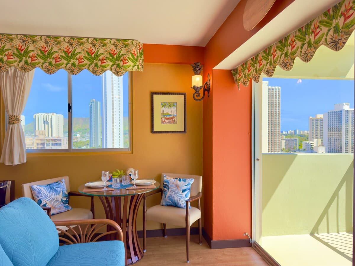 Condo in Honolulu · ★4.88 · 1 bedroom · 2 beds · 1 private bath - Photo 4