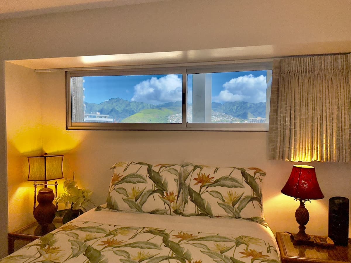 Condo in Honolulu · ★4.88 · 1 bedroom · 2 beds · 1 private bath - Photo 2