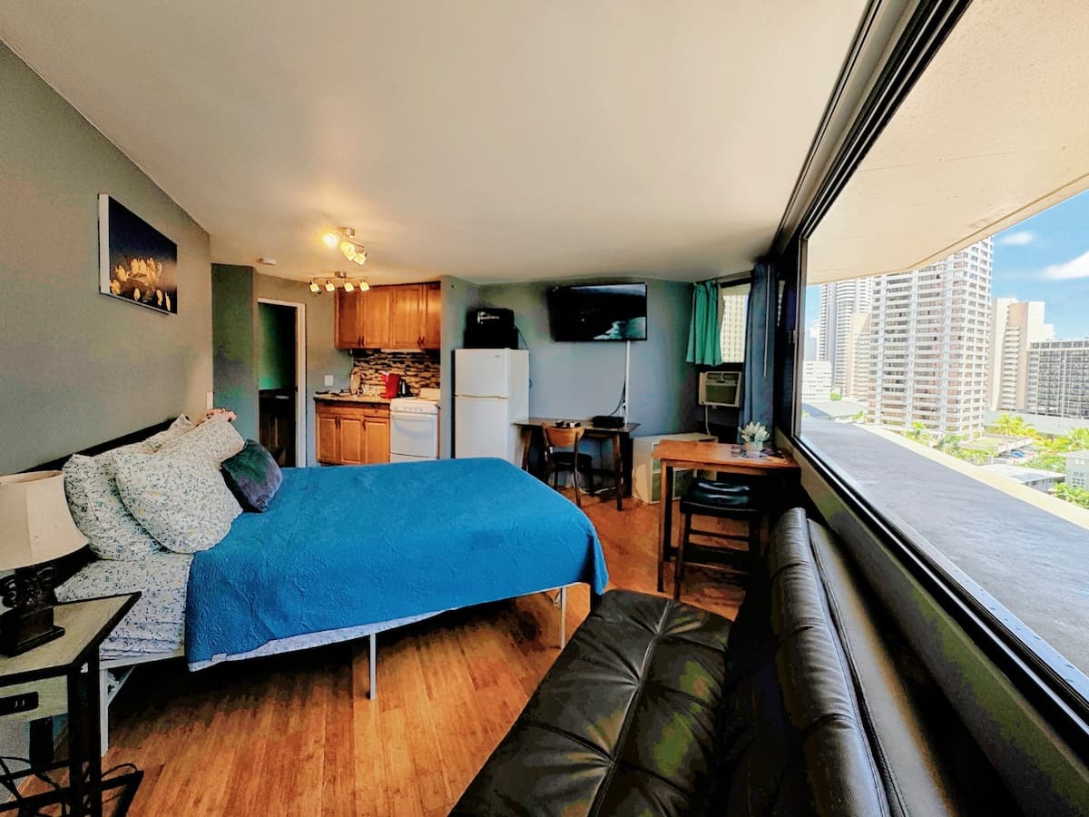 Condo in Honolulu · ★4.74 · Studio · 2 beds · 1 private bath - Photo 3