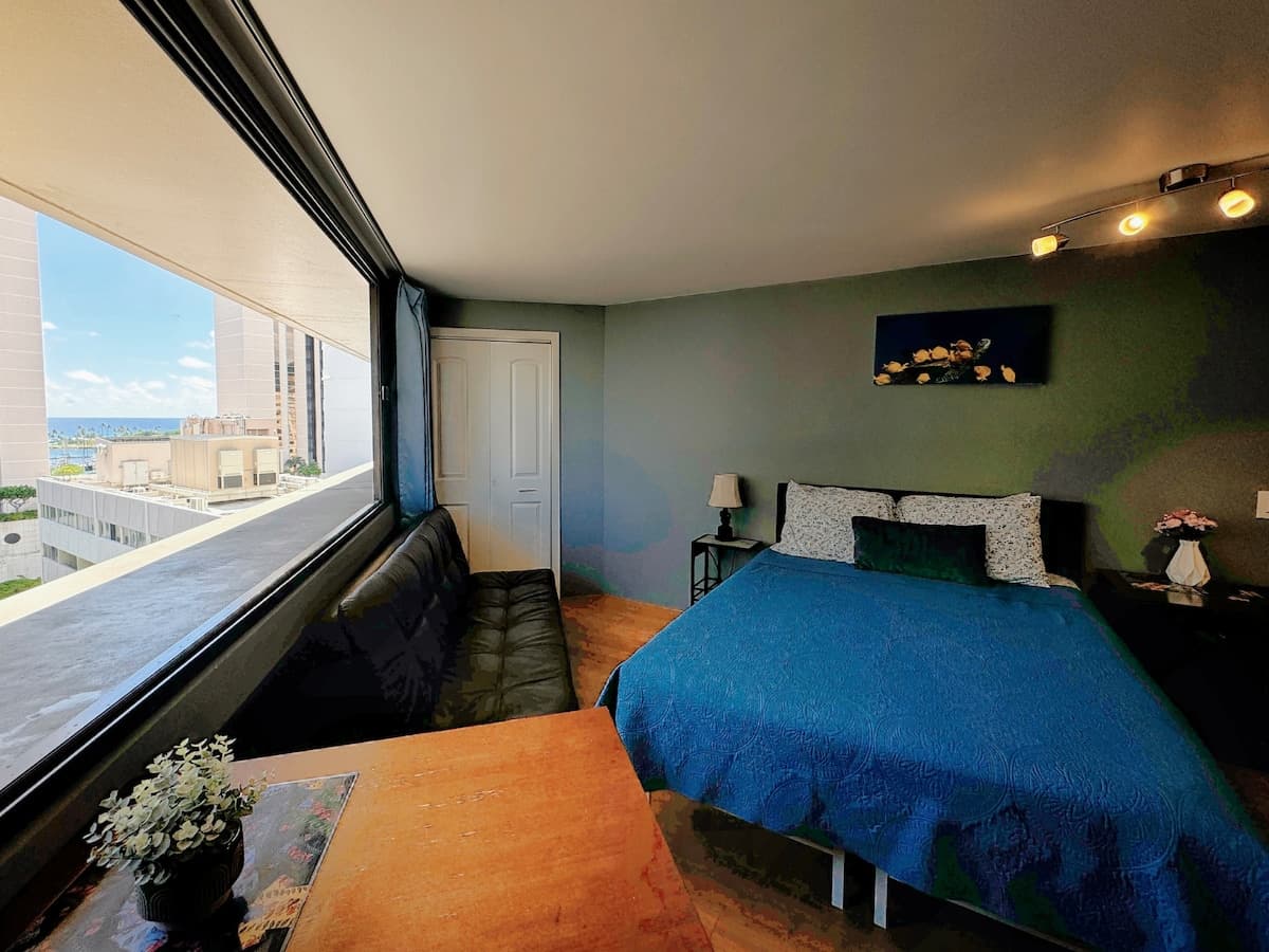 Condo in Honolulu · ★4.74 · Studio · 2 beds · 1 private bath - Photo 2