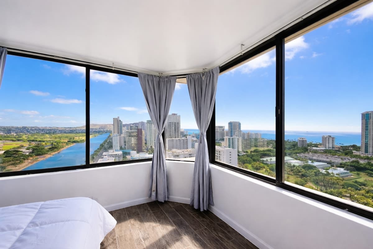 Condo in Honolulu · ★4.89 · Studio · 1 bed · 1 private bath - Photo 5