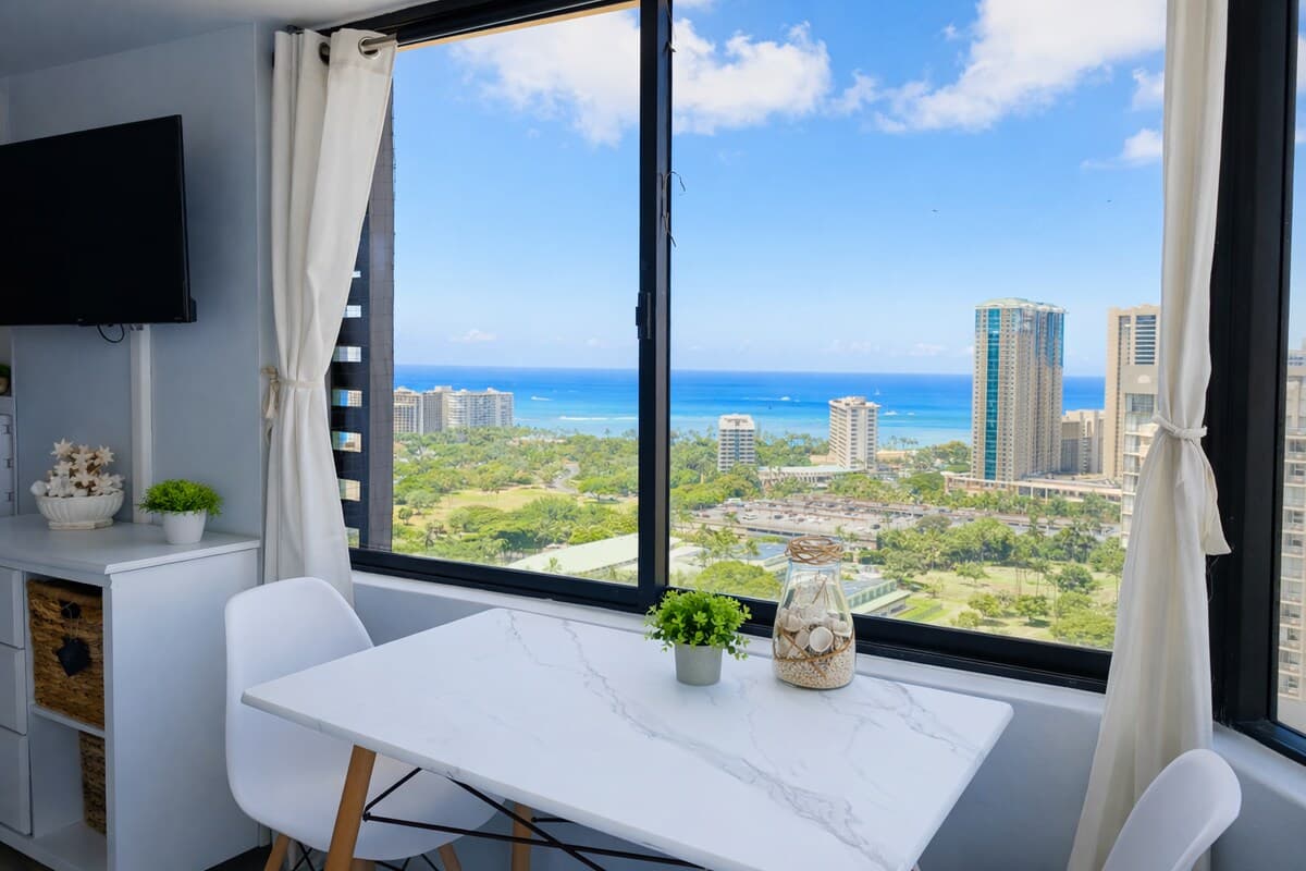 Condo in Honolulu · ★4.89 · Studio · 1 bed · 1 private bath - Photo 5