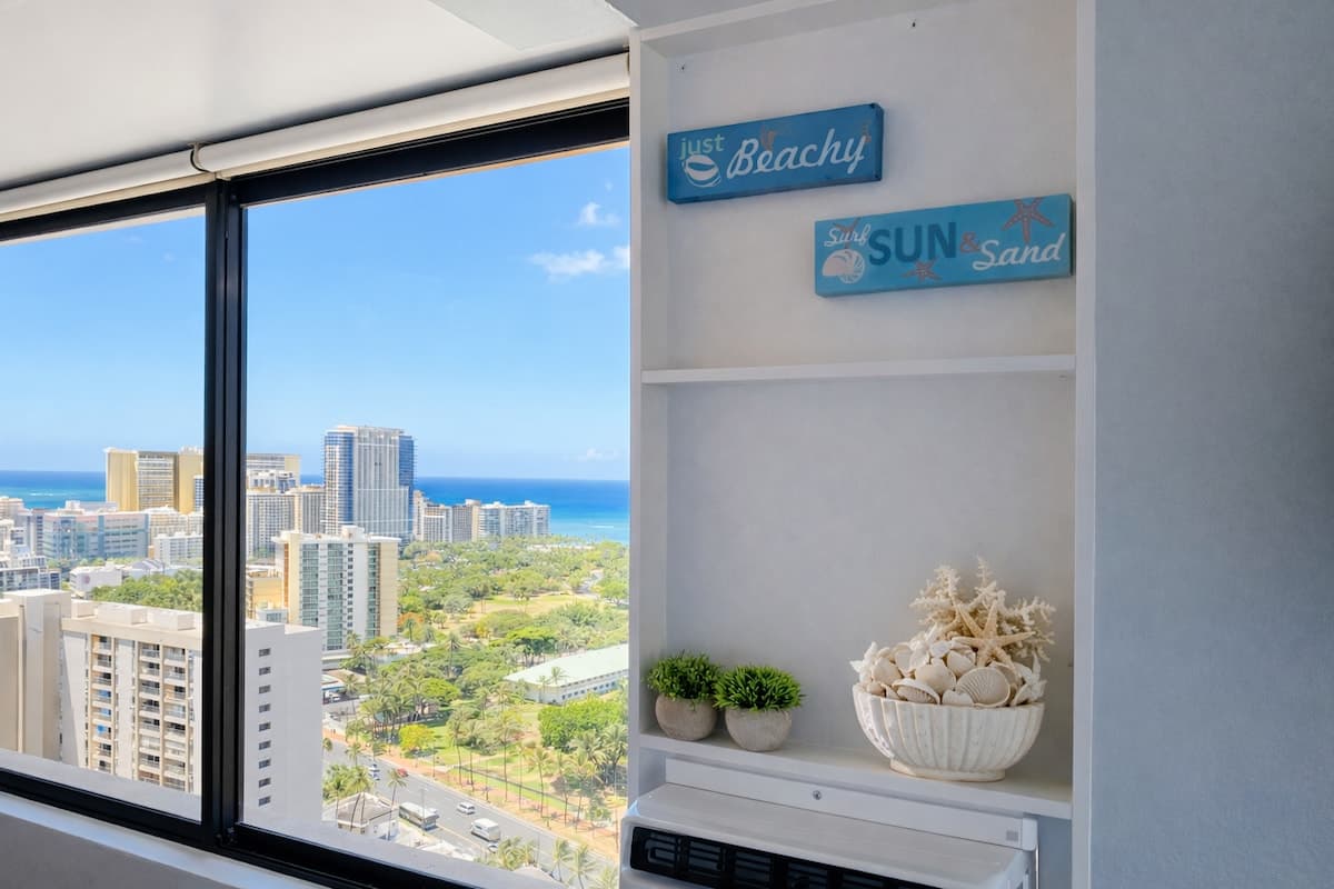 Condo in Honolulu · ★4.89 · Studio · 1 bed · 1 private bath - Photo 3
