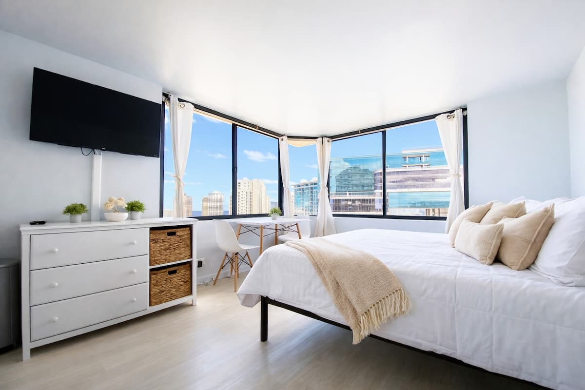 Condo in Honolulu · ★4.89 · Studio · 1 bed · 1 private bath - Photo 4