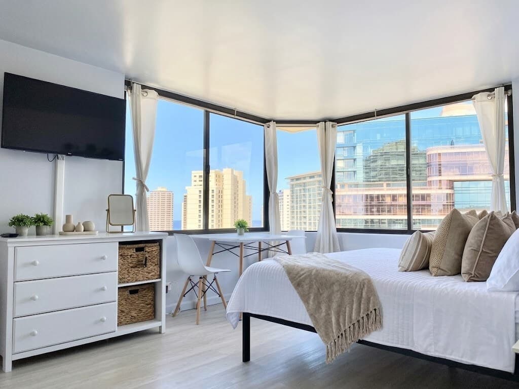 Condo in Honolulu · ★4.89 · Studio · 1 bed · 1 private bath - Photo 2