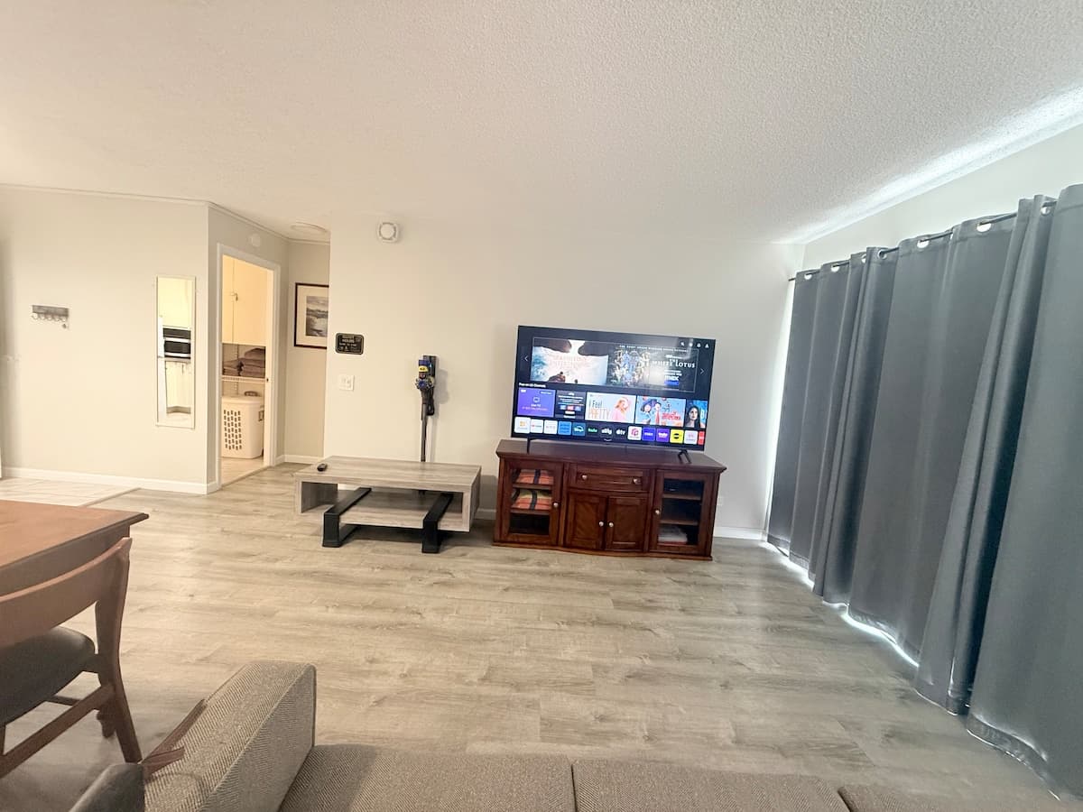 Condo in Honolulu · ★4.93 · 1 bedroom · 2 beds · 1 private bath - Photo 2