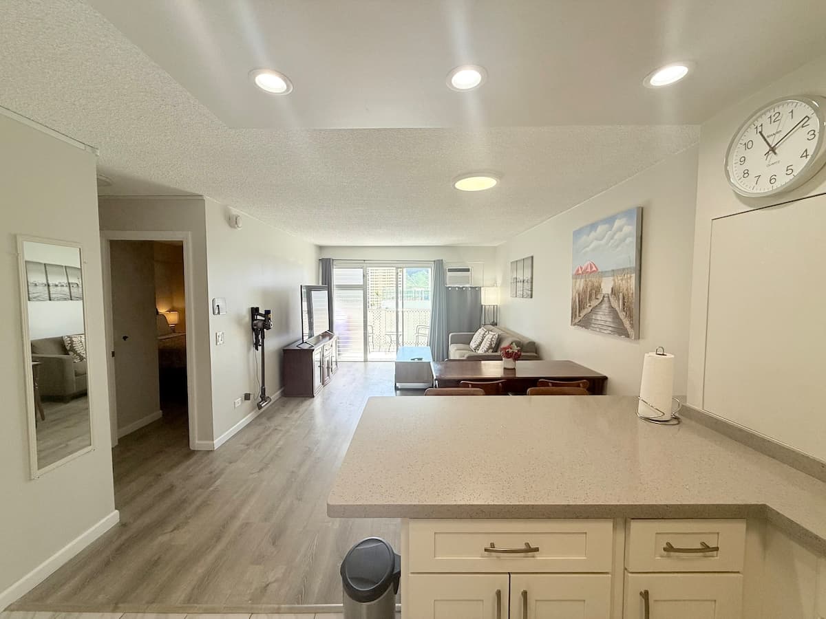 Condo in Honolulu · ★4.93 · 1 bedroom · 2 beds · 1 private bath - Photo 4