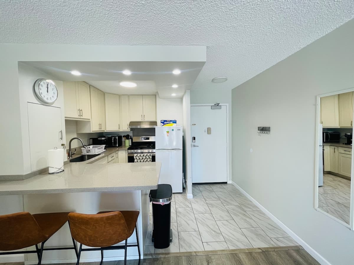 Condo in Honolulu · ★4.93 · 1 bedroom · 2 beds · 1 private bath - Photo 5