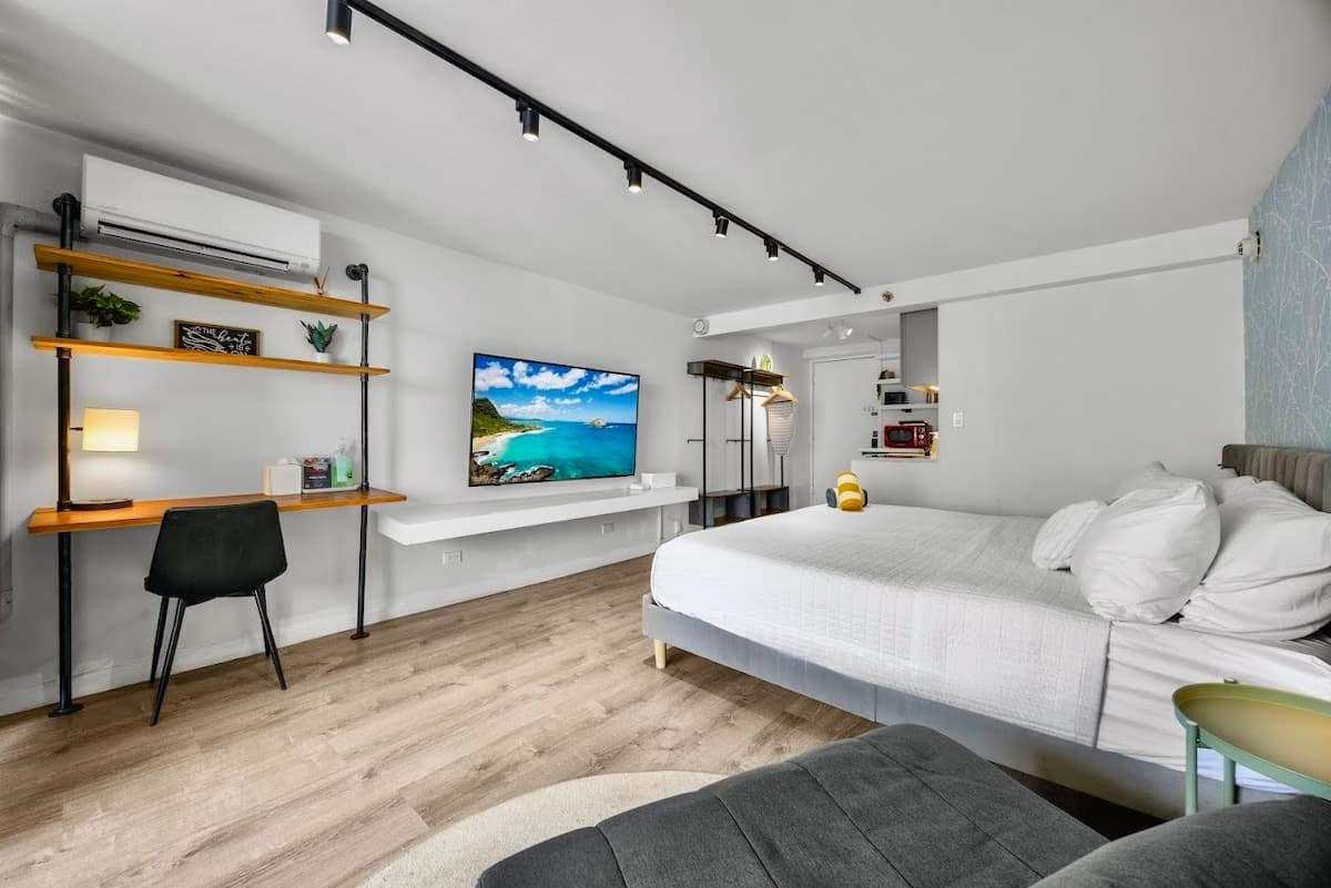 Condo in Honolulu · ★4.9 · Studio · 2 beds · 1 private bath - Photo 4