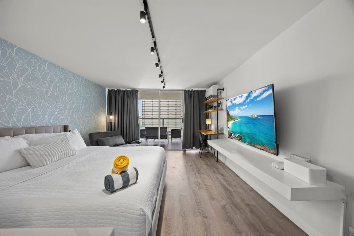 Condo in Honolulu · ★4.9 · Studio · 2 beds · 1 private bath - Photo 2