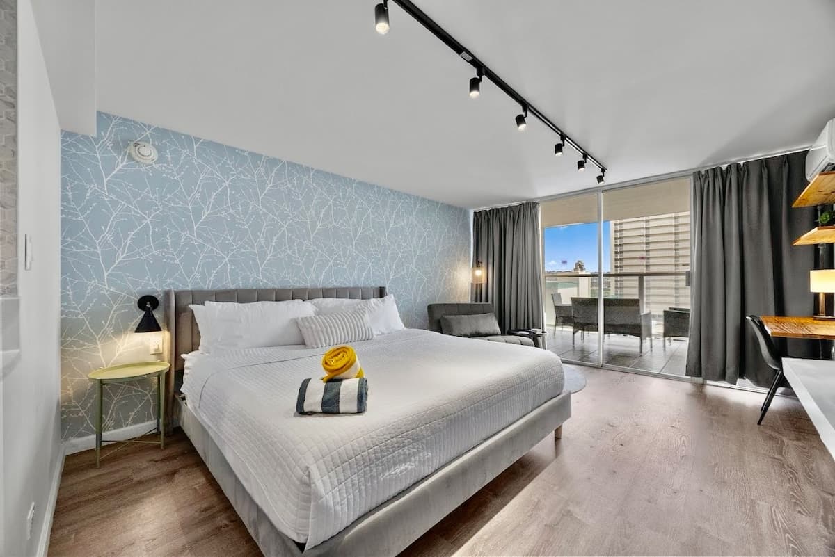 Condo in Honolulu · ★4.9 · Studio · 2 beds · 1 private bath - Photo 1