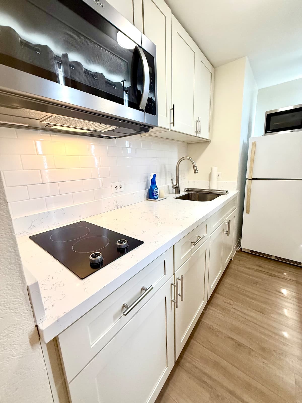 Condo in Honolulu · ★4.88 · 2 bedrooms · 2 private baths - Photo 2