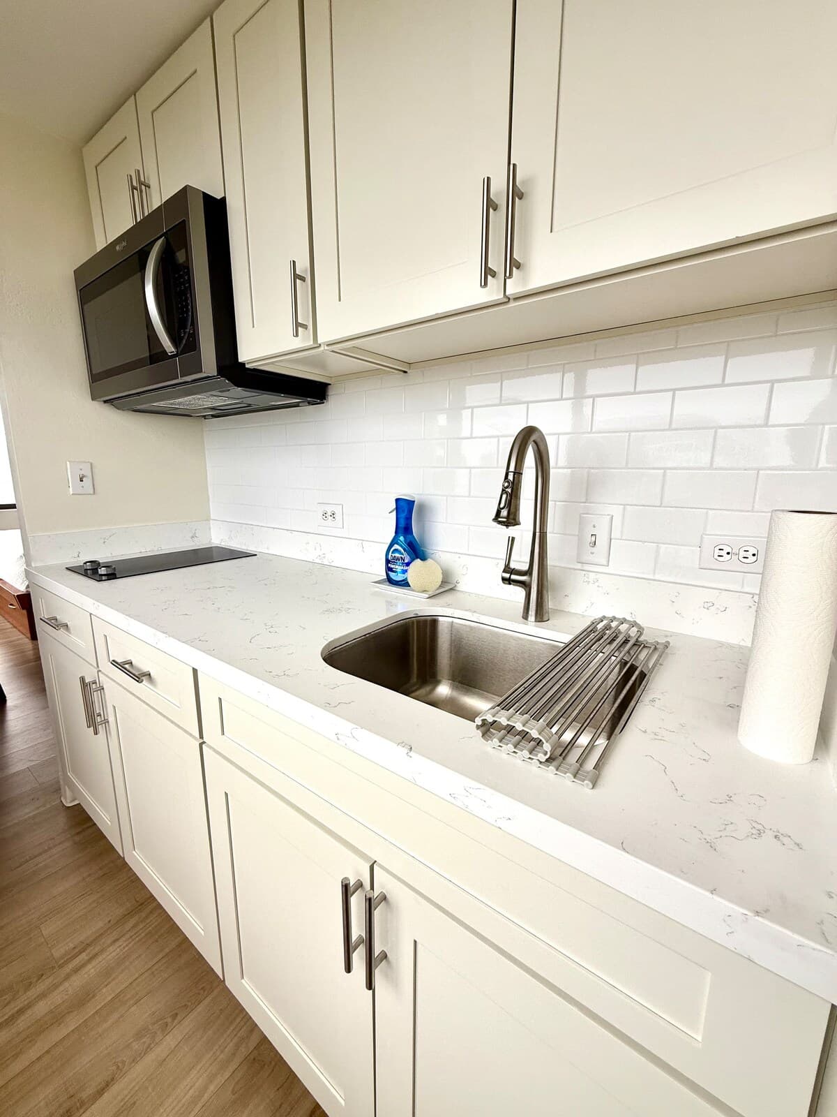 Condo in Honolulu · ★4.88 · 2 bedrooms · 2 private baths - Photo 3
