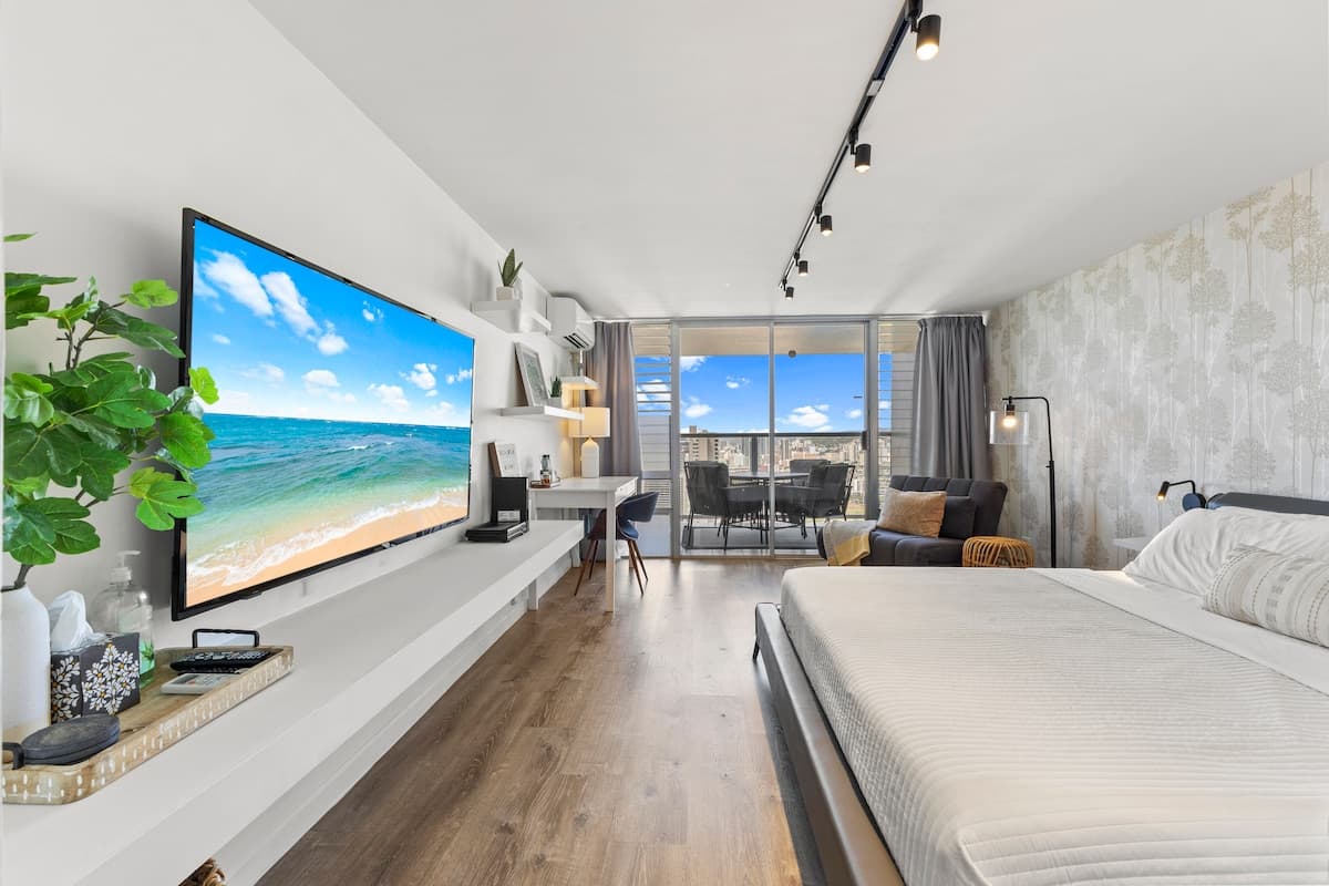 Condo in Honolulu · ★4.94 · Studio · 2 beds · 1 private bath - Photo 1