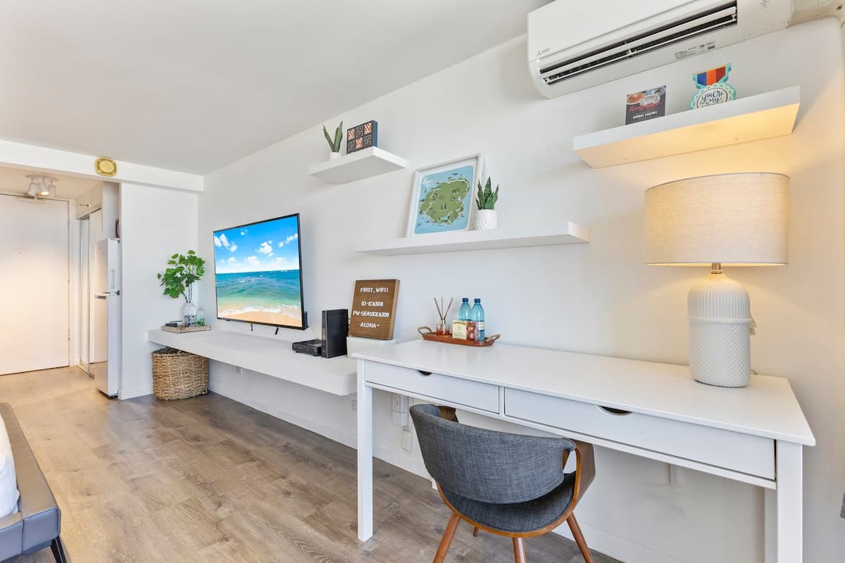 Condo in Honolulu · ★4.94 · Studio · 2 beds · 1 private bath - Photo 3