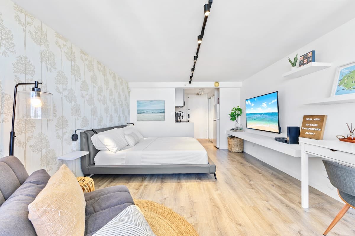 Condo in Honolulu · ★4.94 · Studio · 2 beds · 1 private bath - Photo 2