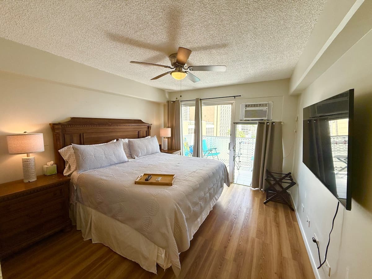 Condo in Honolulu · ★4.92 · 1 bedroom · 1 bed · 1 private bath - Photo 2