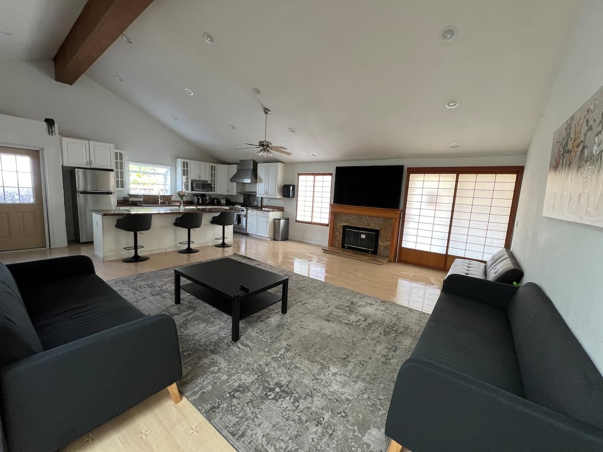 Spacious Event-Ready Home, Large Backyard - Photo 5