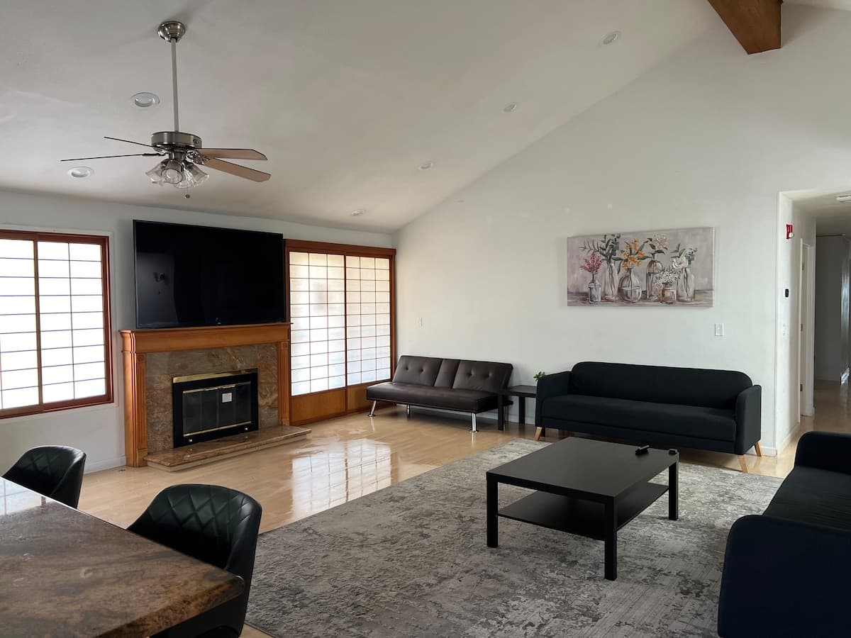 Spacious Event-Ready Home, Large Backyard - Photo 1