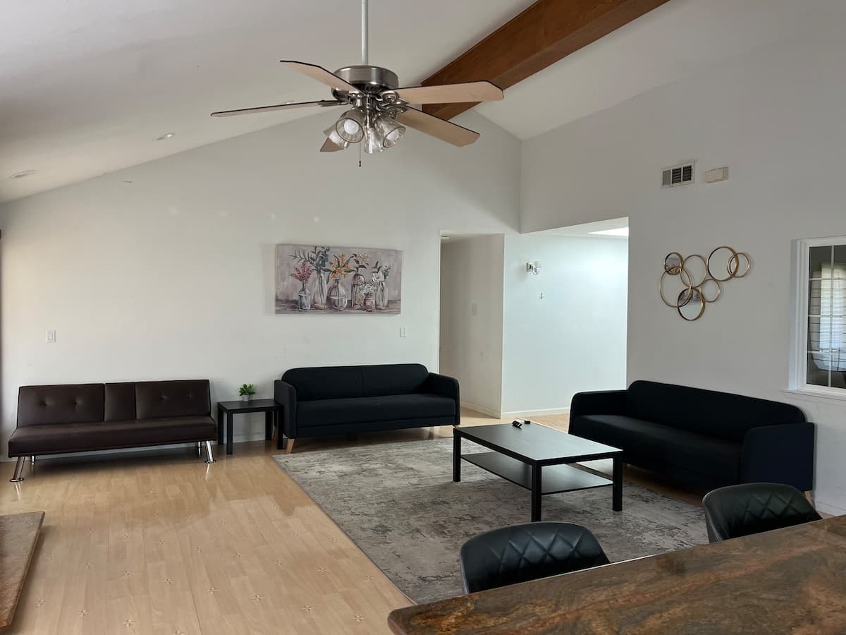 Spacious Event-Ready Home, Large Backyard - Photo 2