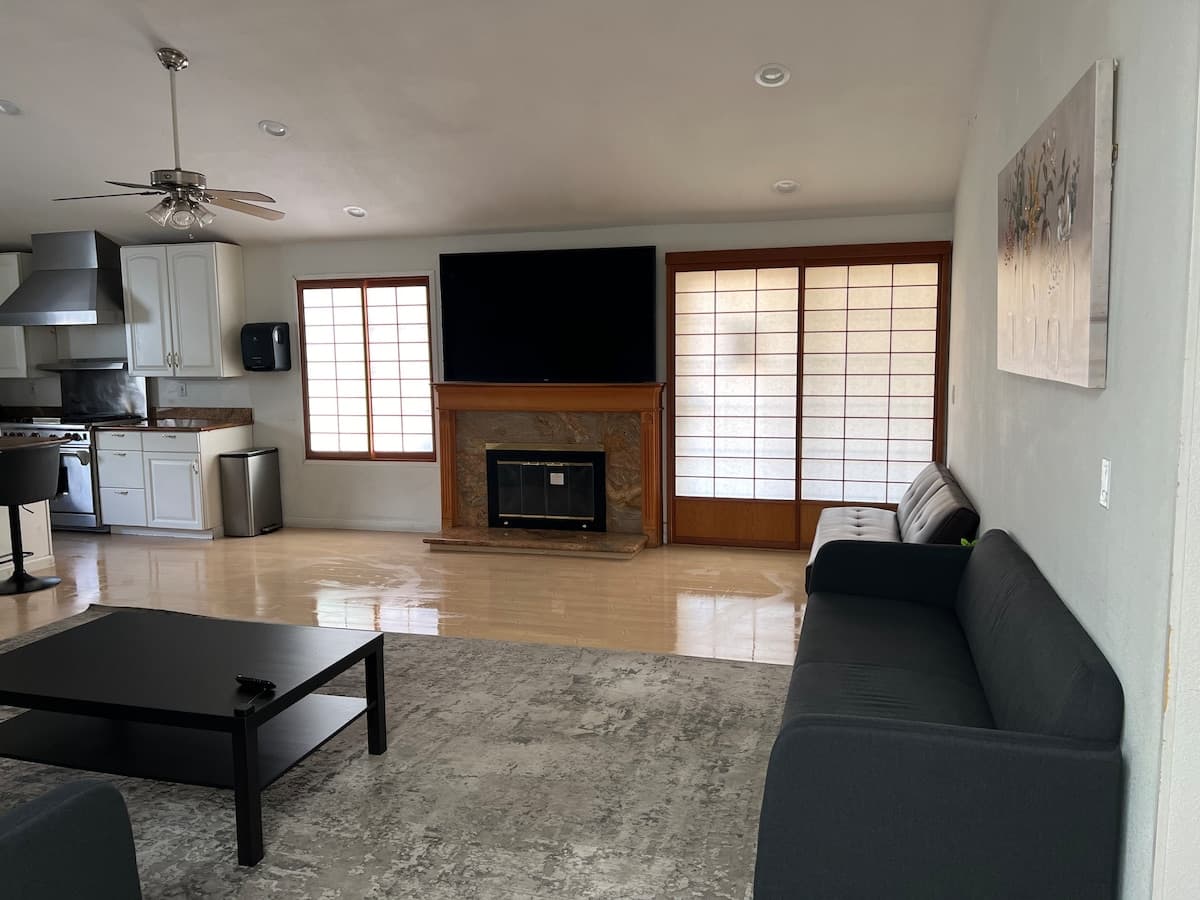 Spacious Event-Ready Home, Large Backyard - Photo 4