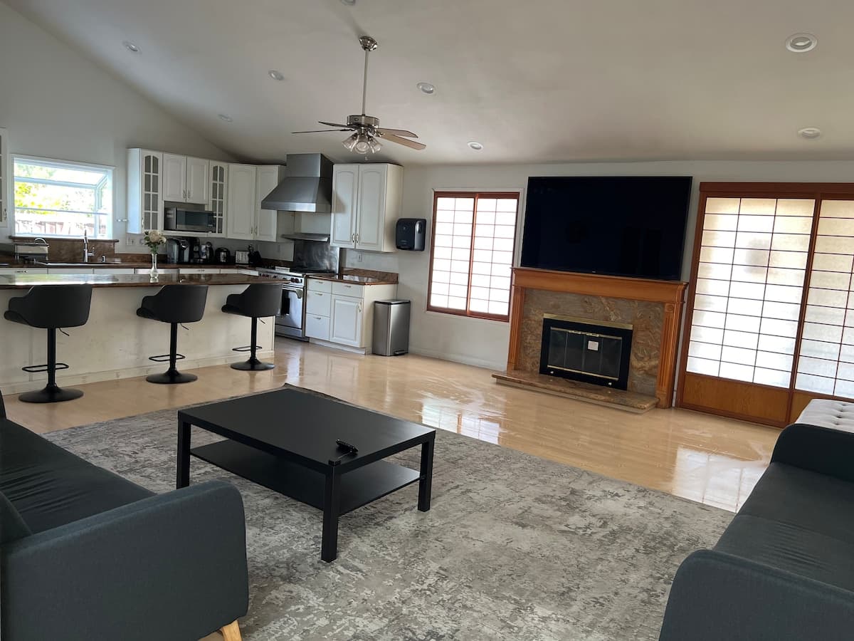 Spacious Event-Ready Home, Large Backyard - Photo 3