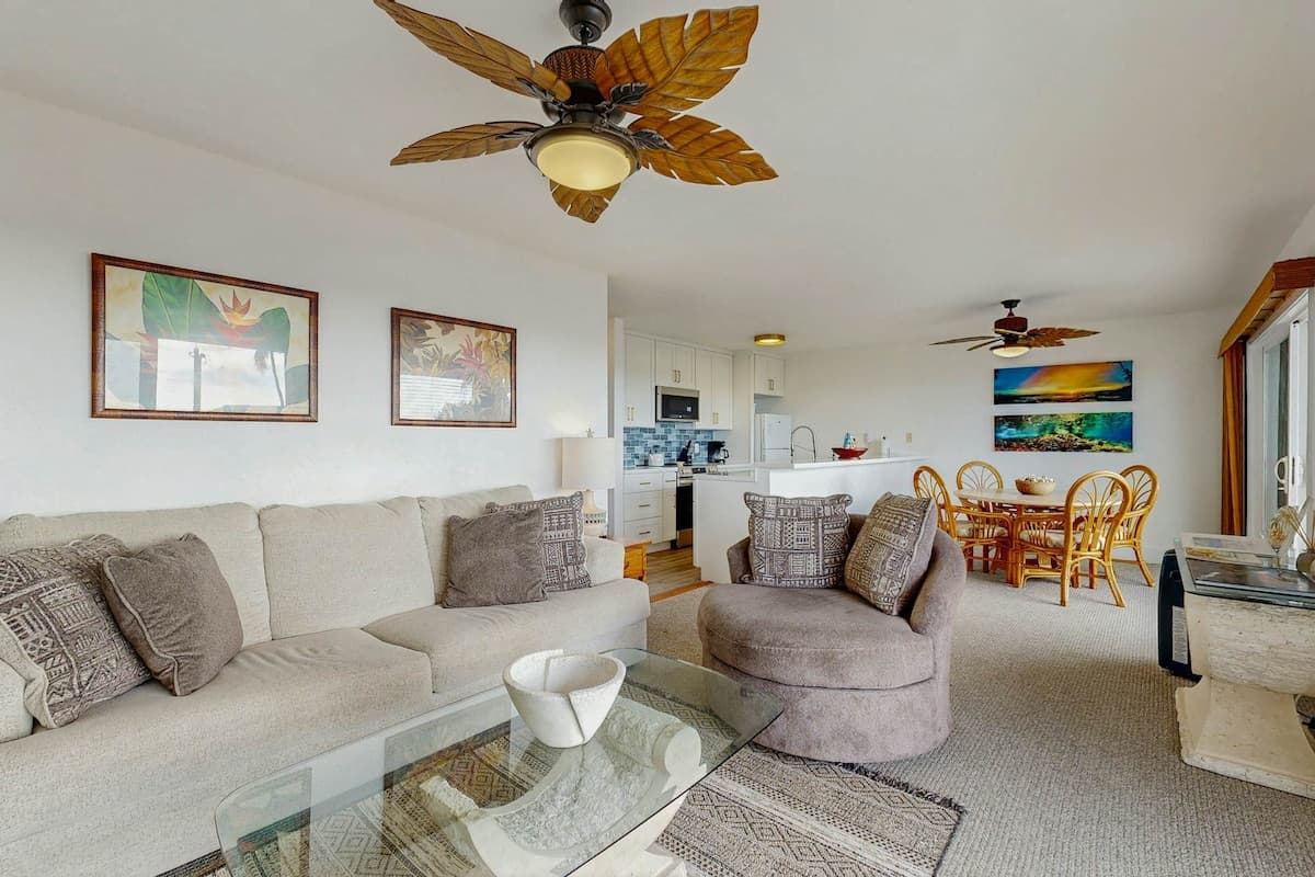 Condo in Kailua-Kona · ★4.88 · 2 bedrooms · 2 beds · 2 shared baths - Photo 4