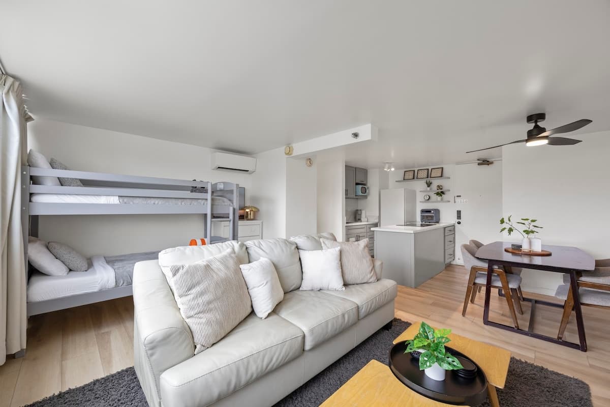 Condo in Honolulu · ★4.96 · 1 bedroom · 5 beds · 1 private bath - Photo 5