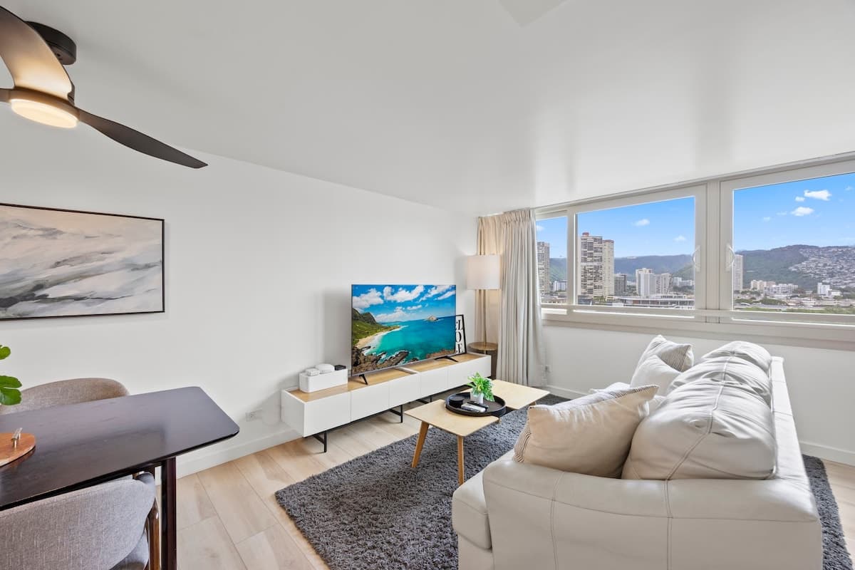 Condo in Honolulu · ★4.96 · 1 bedroom · 5 beds · 1 private bath - Photo 3