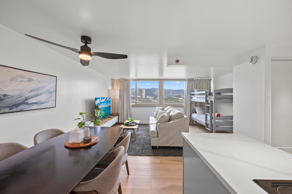 Condo in Honolulu · ★4.96 · 1 bedroom · 5 beds · 1 private bath - Photo 4