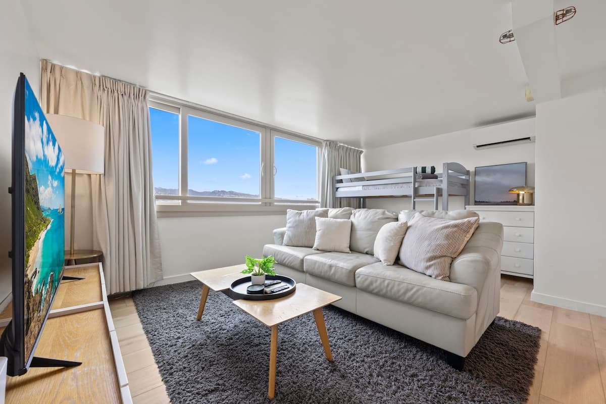 Condo in Honolulu · ★4.96 · 1 bedroom · 5 beds · 1 private bath - Photo 2