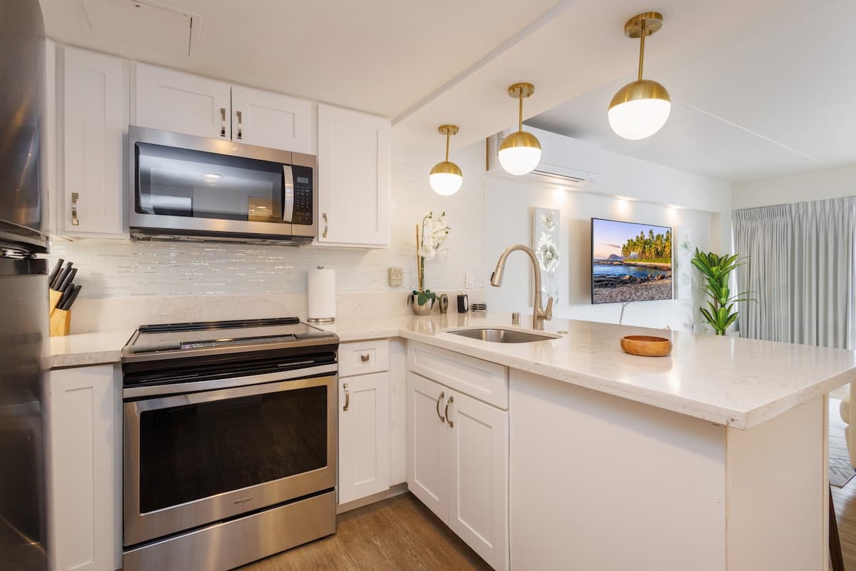 Condo in Honolulu · ★4.98 · Studio · 2 beds · 1 private bath - Photo 5