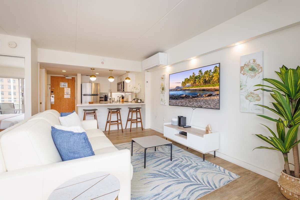 Condo in Honolulu · ★4.98 · Studio · 2 beds · 1 private bath - Photo 4