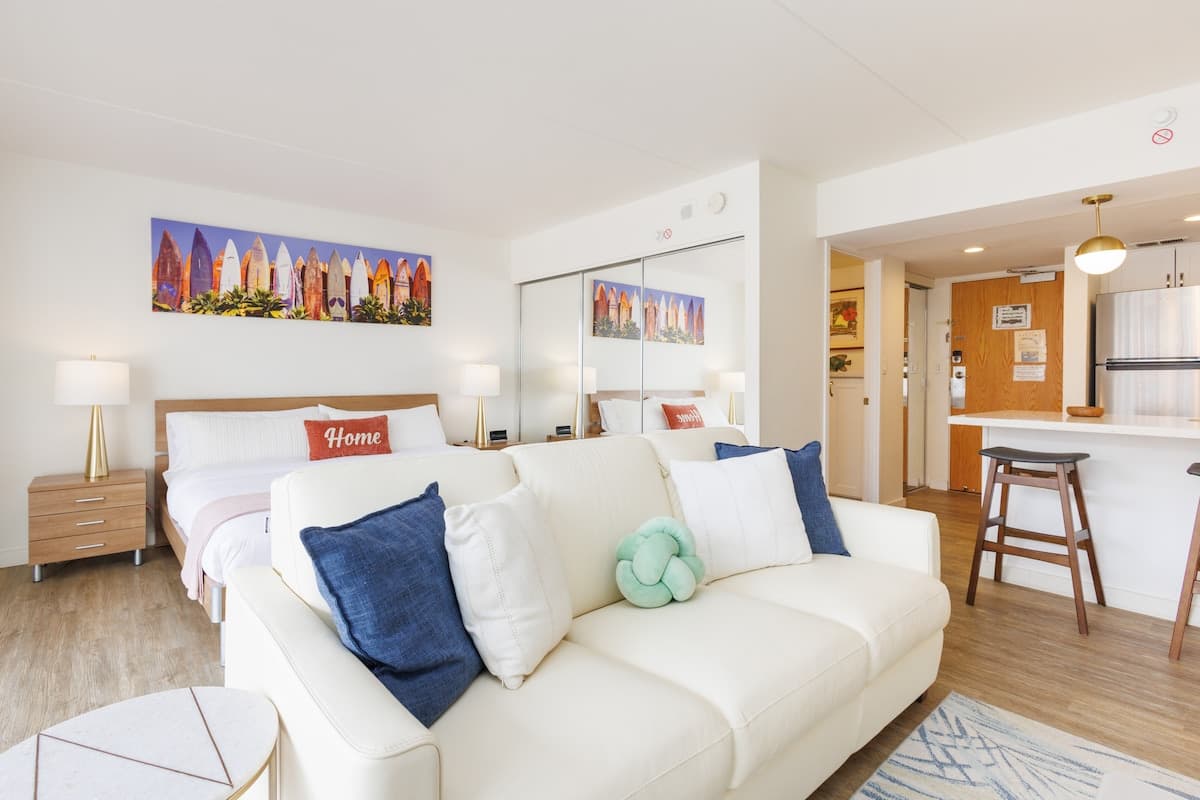 Condo in Honolulu · ★4.98 · Studio · 2 beds · 1 private bath - Photo 1