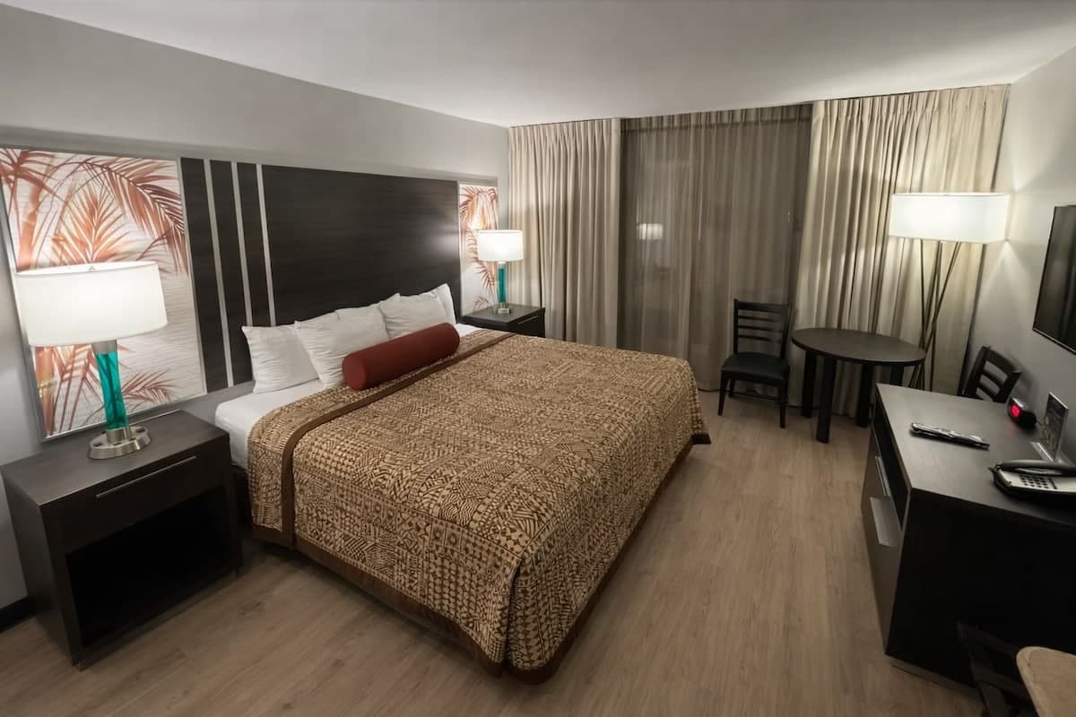 Condo in Honolulu · ★4.87 · Studio · 1 bed · 1 private bath - Photo 5