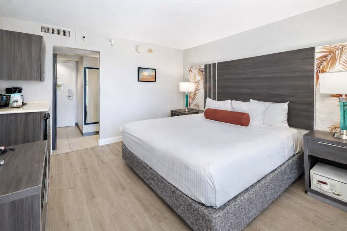 Condo in Honolulu · ★4.87 · Studio · 1 bed · 1 private bath - Photo 3