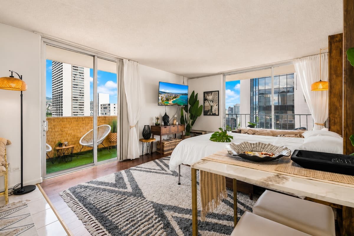 Condo in Honolulu · ★4.96 · Studio · 1 bed · 1 private bath - Photo 1