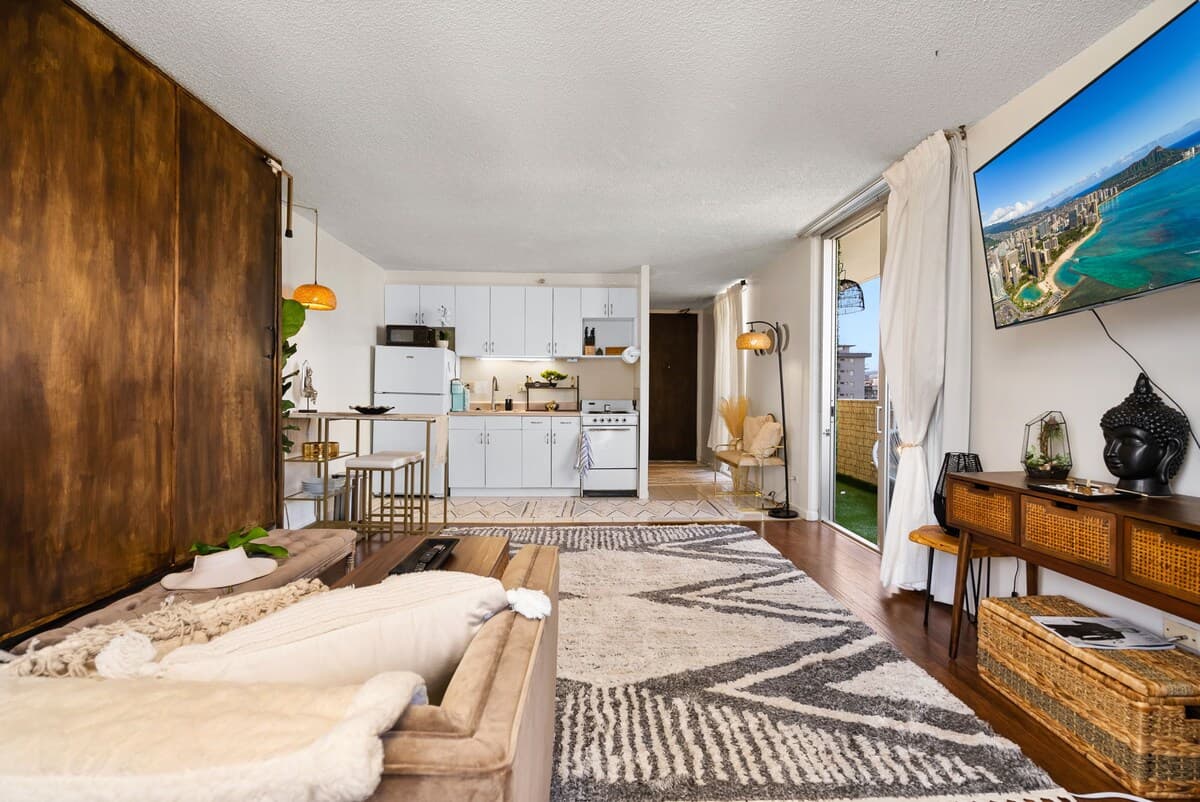 Condo in Honolulu · ★4.96 · Studio · 1 bed · 1 private bath - Photo 5