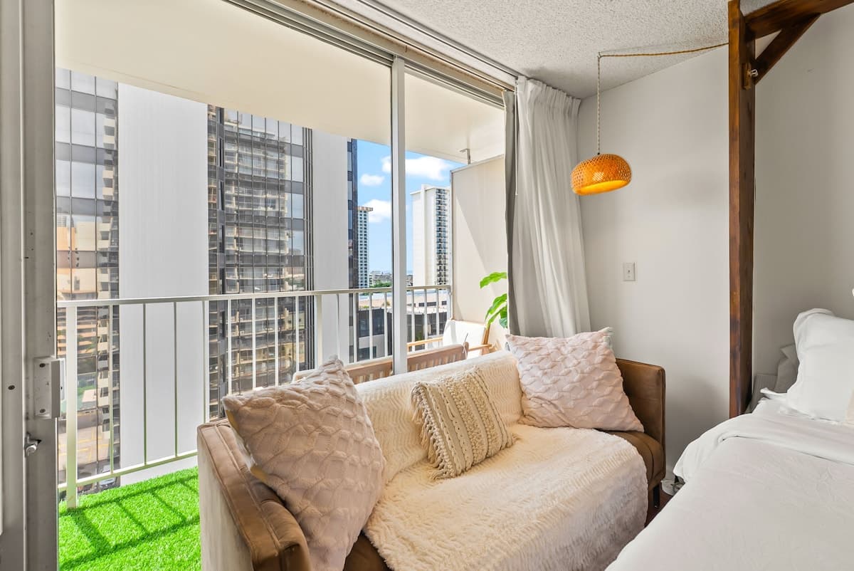Condo in Honolulu · ★4.96 · Studio · 1 bed · 1 private bath - Photo 4