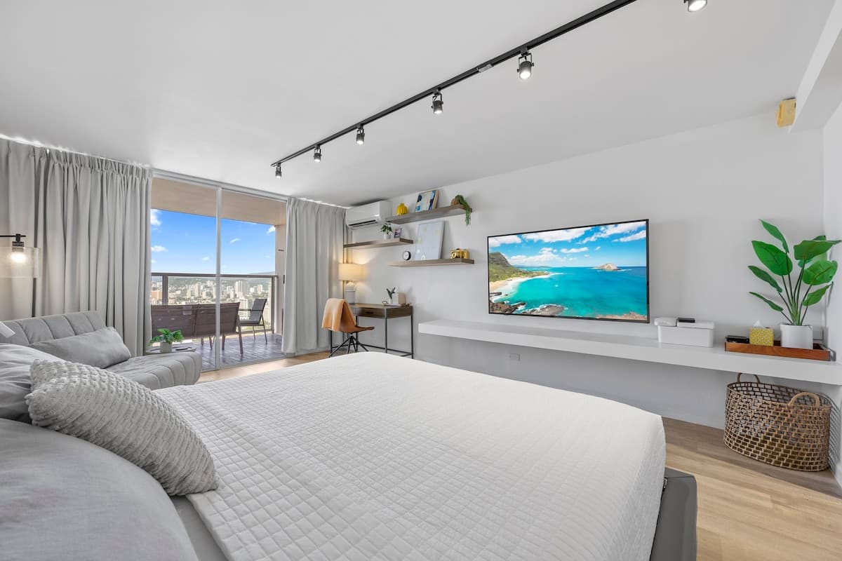 Condo in Honolulu · ★4.94 · Studio · 2 beds · 1 private bath - Photo 2