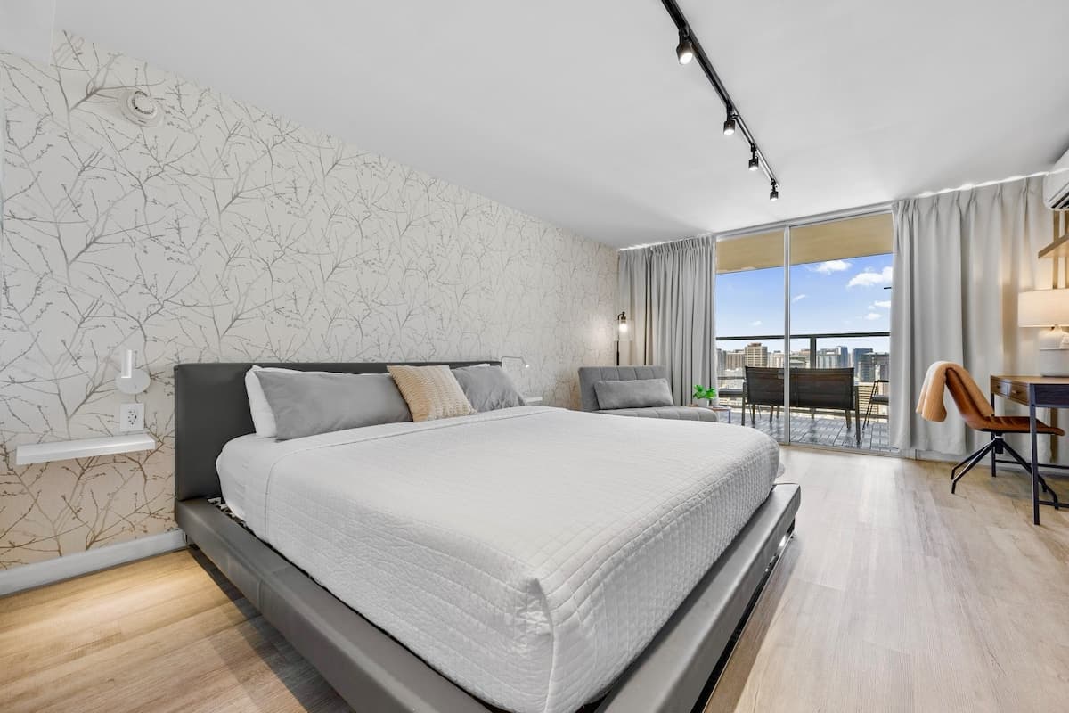 Condo in Honolulu · ★4.94 · Studio · 2 beds · 1 private bath - Photo 1