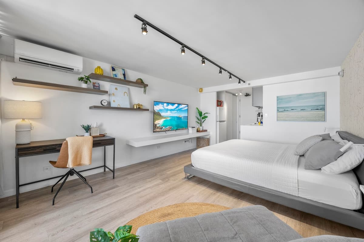Condo in Honolulu · ★4.94 · Studio · 2 beds · 1 private bath - Photo 4