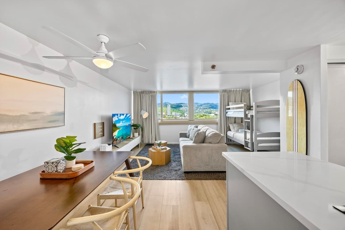 Condo in Honolulu · ★4.96 · 1 bedroom · 4 beds · 1 private bath - Photo 2