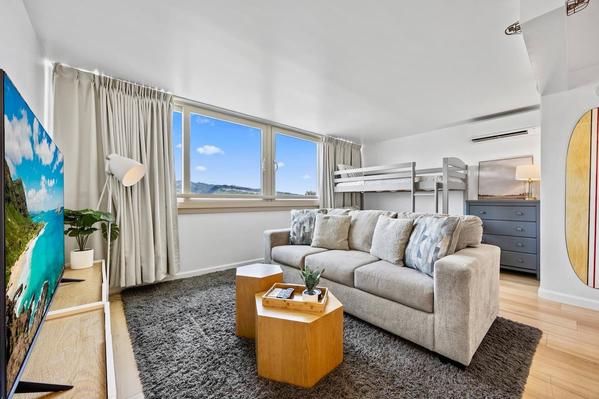 Condo in Honolulu · ★4.96 · 1 bedroom · 4 beds · 1 private bath - Photo 5