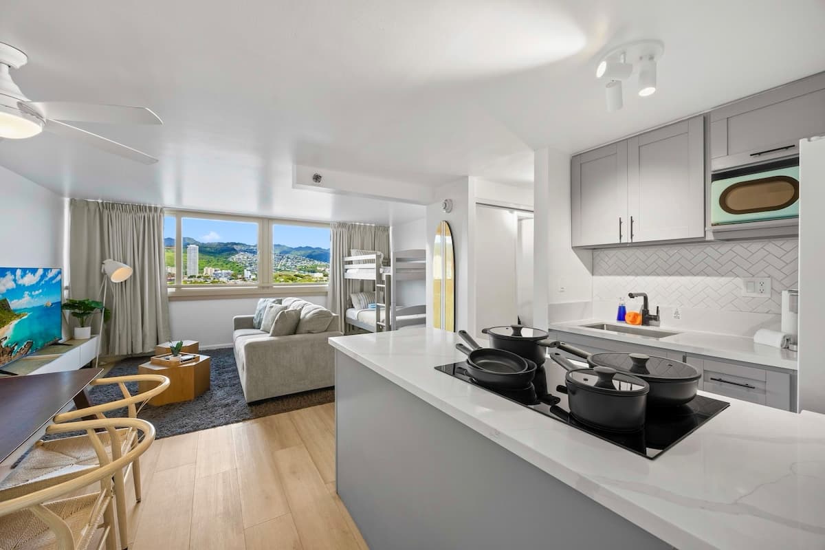 Condo in Honolulu · ★4.96 · 1 bedroom · 4 beds · 1 private bath - Photo 3