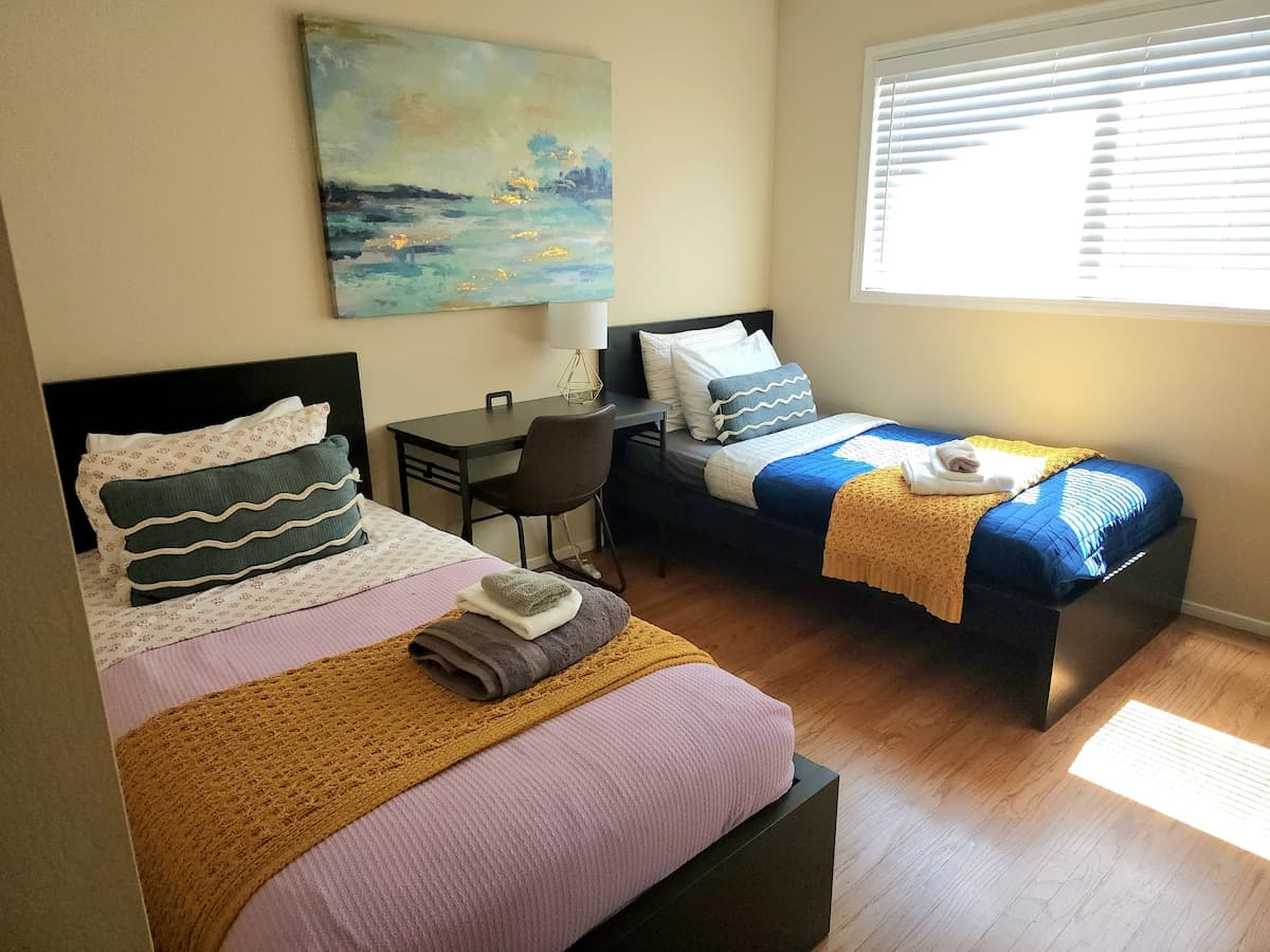 Cozy 5BR Near Apple HQ, No Checkout Chores - Photo 3