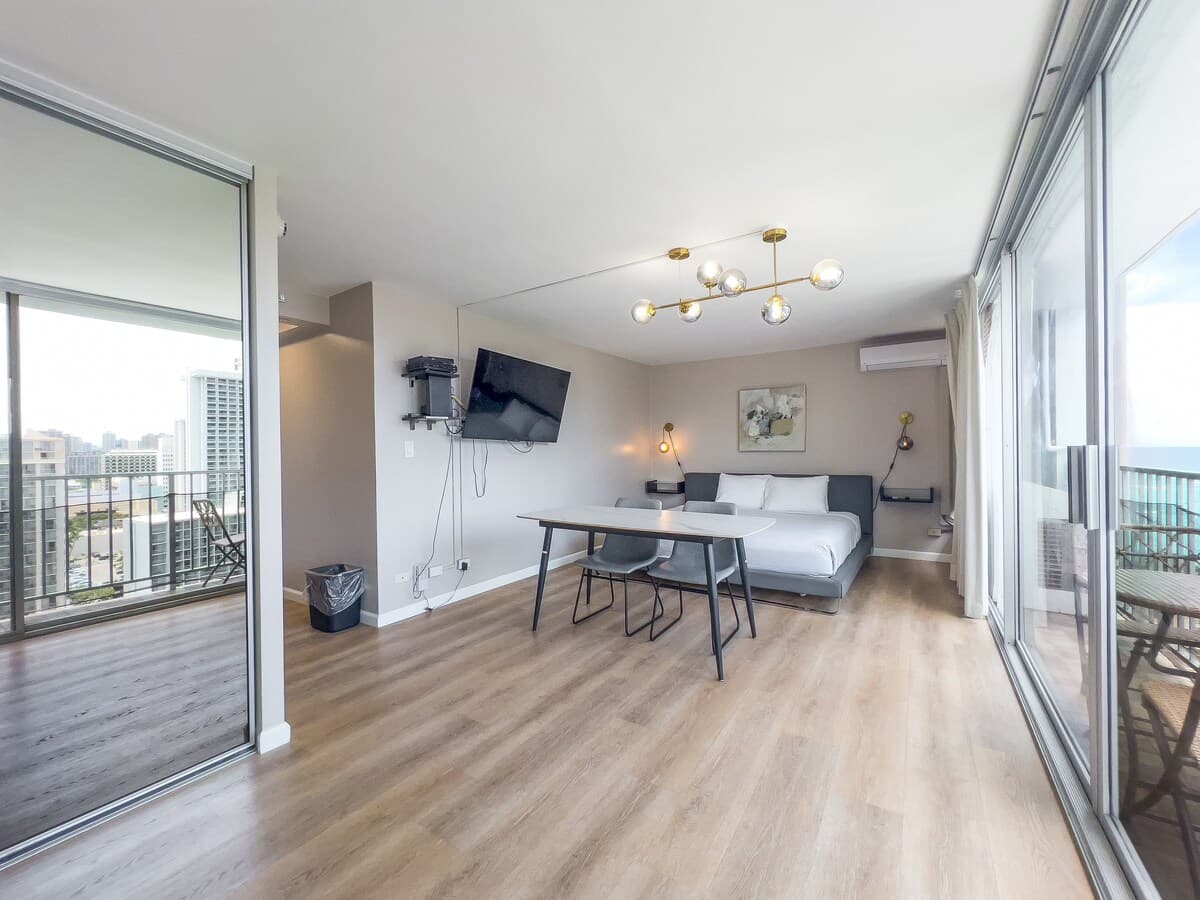 Condo in Honolulu · ★4.81 · Studio · 2 beds · 1 private bath - Photo 2