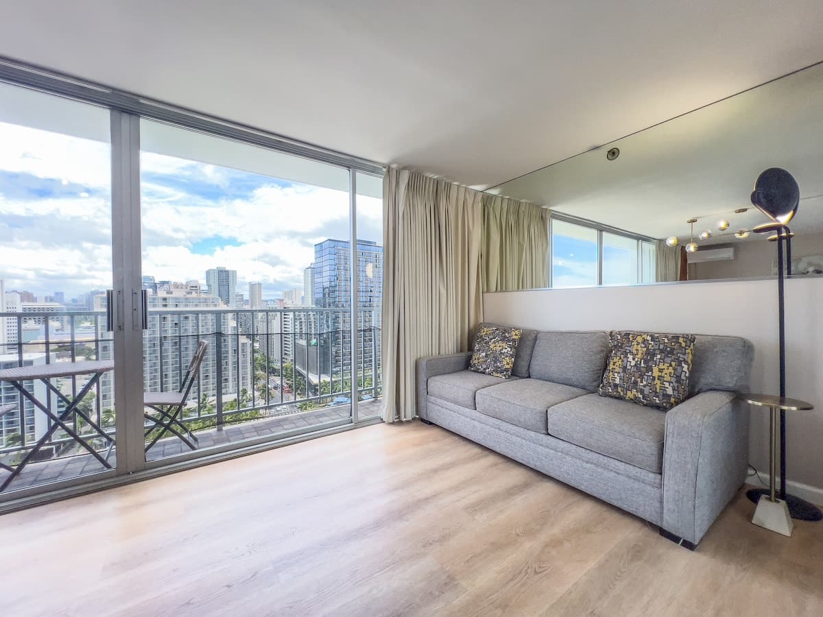 Condo in Honolulu · ★4.81 · Studio · 2 beds · 1 private bath - Photo 3