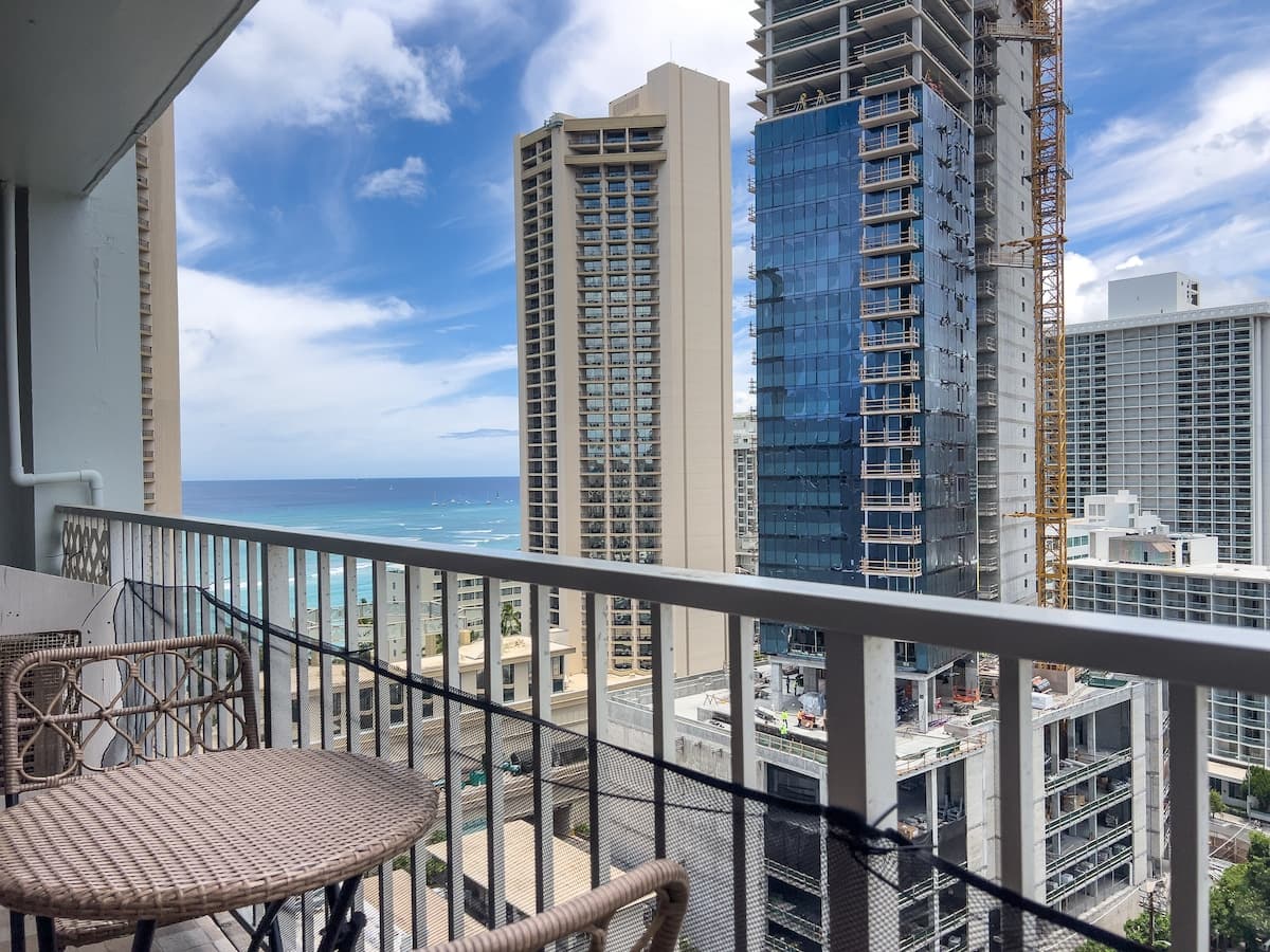 Condo in Honolulu · ★4.81 · Studio · 2 beds · 1 private bath - Photo 4