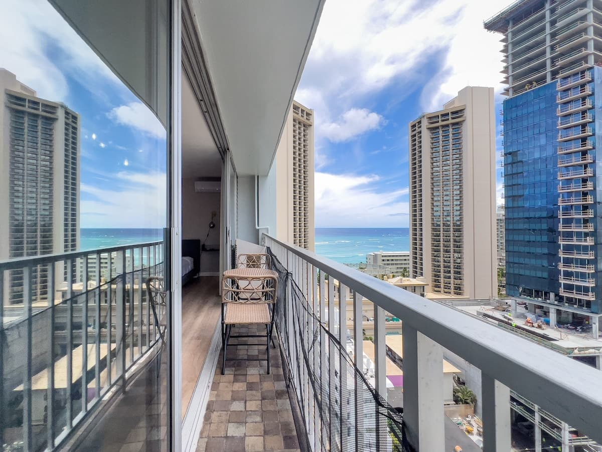 Condo in Honolulu · ★4.81 · Studio · 2 beds · 1 private bath - Photo 5